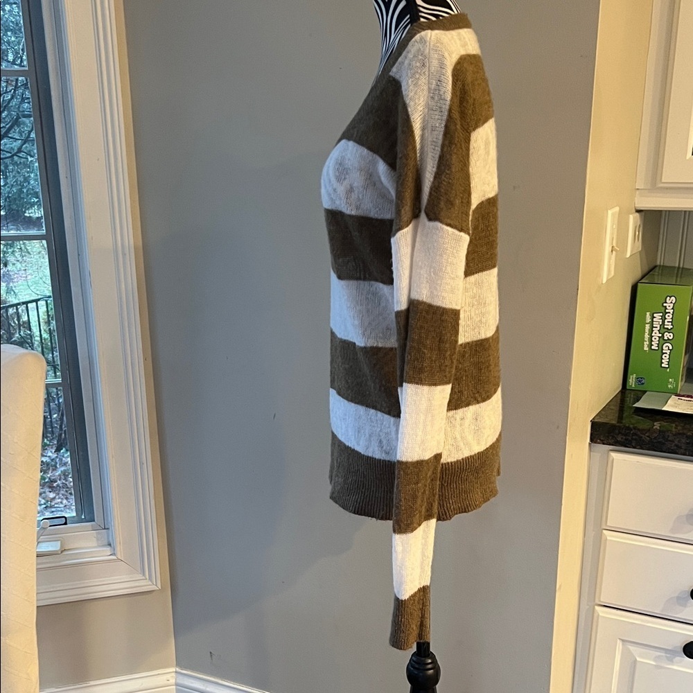 Great🎉 condition BANANA REPUBLIC Striped Brown and White Women's Sweater Size M - Picture 5 of 8